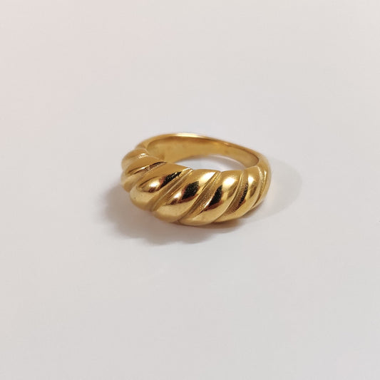 Croissant ring